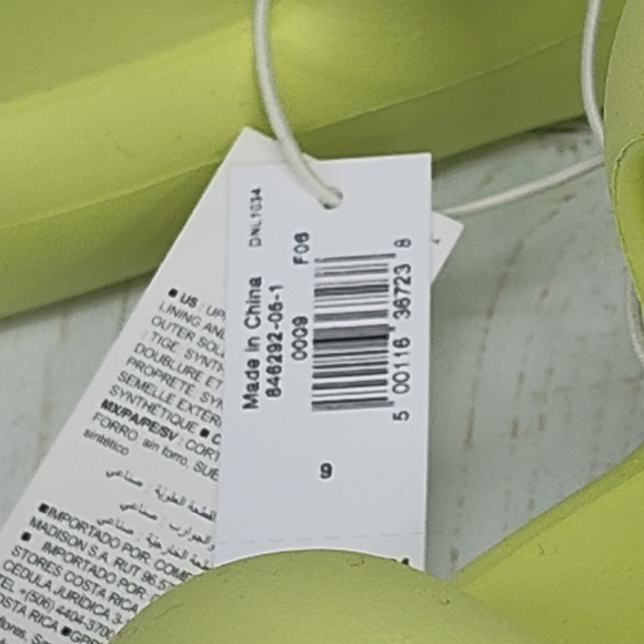 Old Navy Puff Slide Sandals - Picture 8 of 8